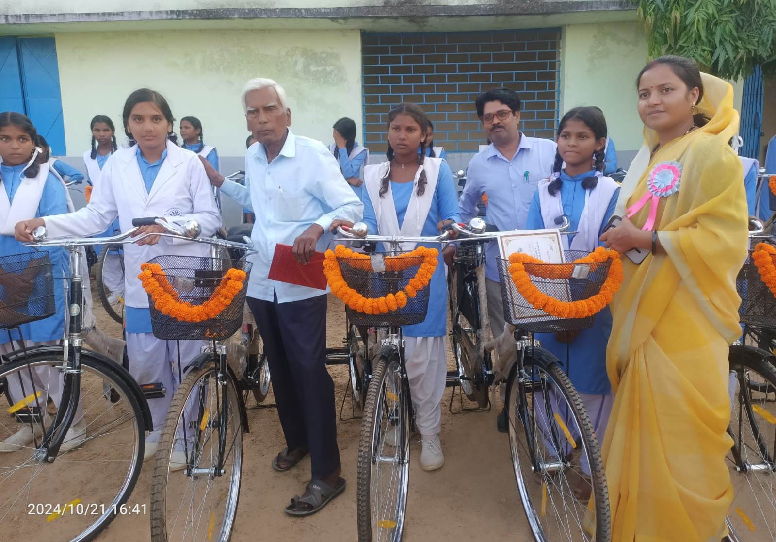 मंत्री श्रीमती लक्ष्मी राजवाड़े ने छात्राओं को बांटी साइकिल