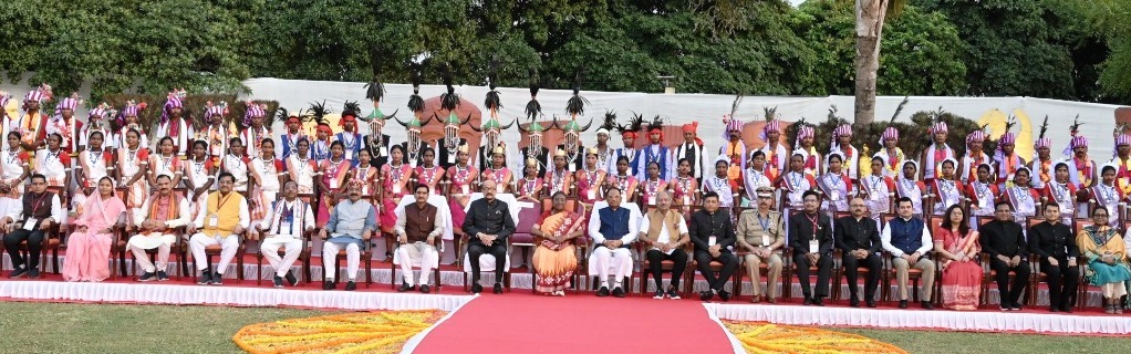 राष्ट्रपति श्रीमती द्रौपदी मुर्मु ने छत्तीसगढ के आदिवासियों के साथ लिया सामुहिक छायाचित्र