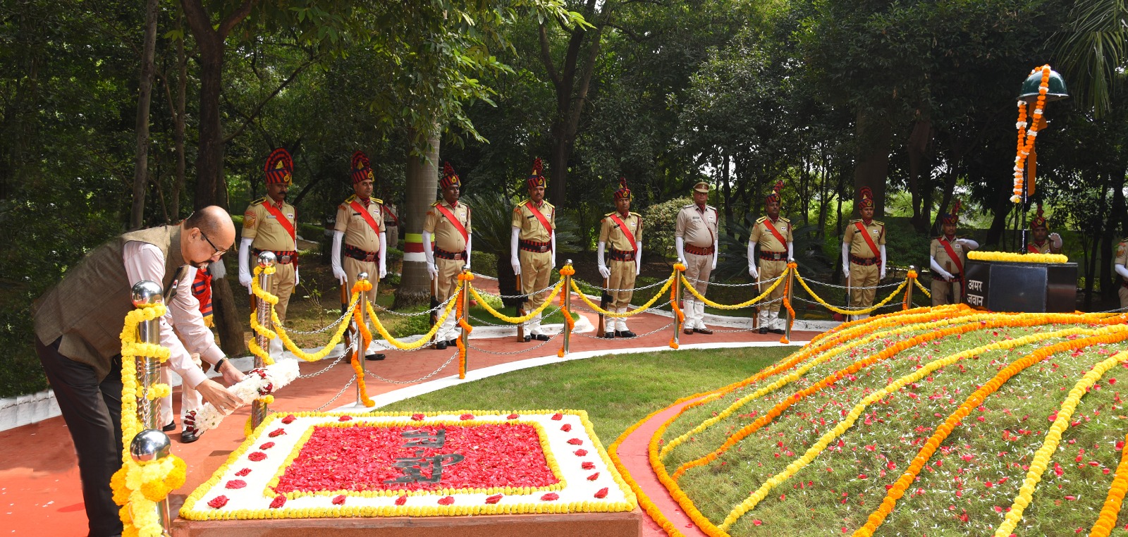 राज्यपाल श्री डेका ने राजीव स्मृति वन में शहीद वाटिका पहुंचकर शहीदों को श्रद्धांजलि दी