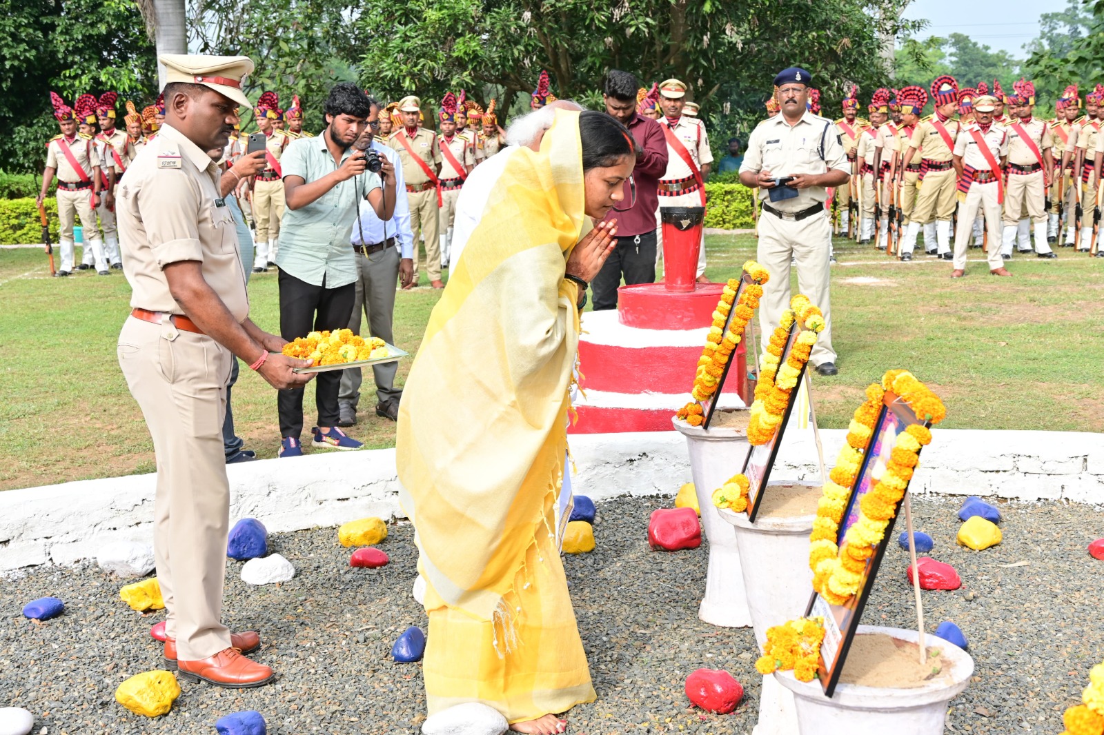 मंत्री श्रीमती लक्ष्मी राजवाड़े ने सिलफिली स्थित दसवीं बटालियन पहुंचकर शहीदों को श्रद्धांजलि दी