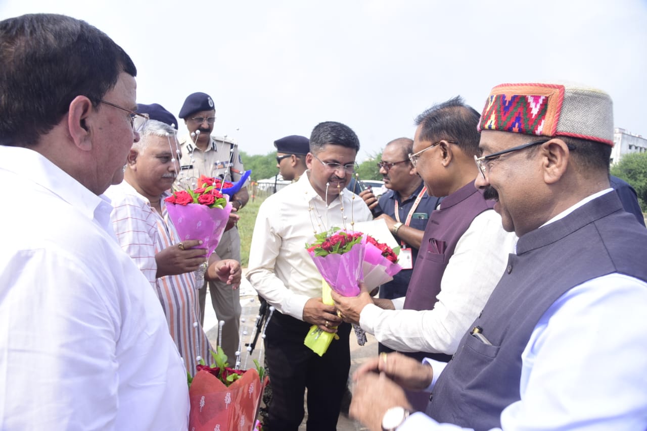 मुख्यमंत्री श्री विष्णुदेव साय का बिलासपुर पहुंचने पर हेलीपैड पर स्वागत