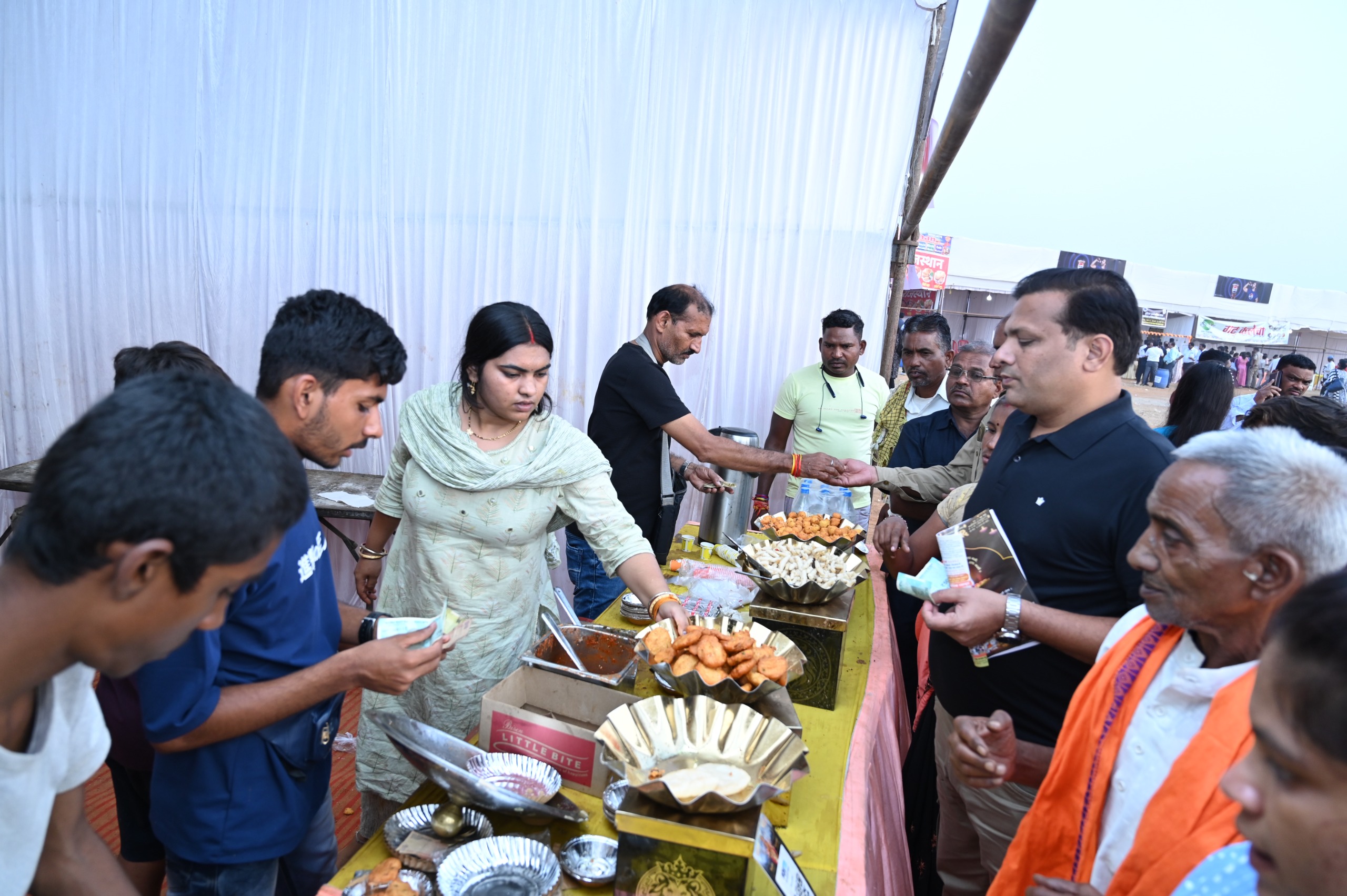 राज्योत्सव 2024 : फूड कोर्ट में  छत्तीसगढ़ी व्यंजनों के स्वाद लेने लोगों की भीड़