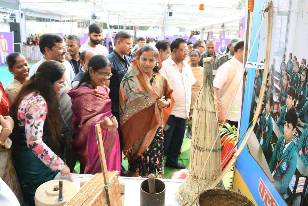 महिला बाल विकास मंत्री श्रीमती लक्ष्मी राजवाड़े ने प्रदर्शनी स्टॉल का किया अवलोकन