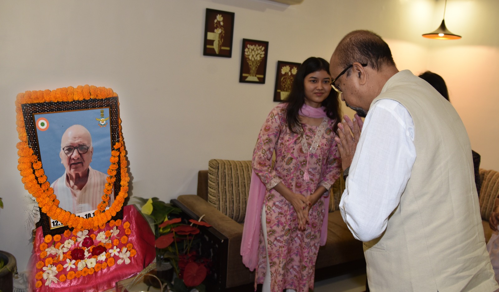 राज्यपाल श्री रमेन डेका ने विंग कमांडर (सेवानिवृत्त) श्री एमबी ओझा के निधन पर उन्हें दी श्रद्धांजलि