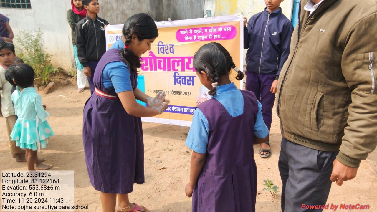 ग्राम पंचायत बोझा के छात्राओं को शौचालय का शत प्रतिशत उपयोग एवं सफाई व्यवस्था बनाए रखने हेतु किया गया प्रेरित