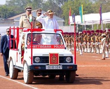 केन्द्रीय गृह एवं सहकारिता मंत्री श्री अमित शाह ने आज अपने छत्तीसगढ़ दौरे के पहले दिन रायपुर में छत्तीसगढ़ पुलिस को ‘प्रेसिडेंट कलर’ प्रदान किया